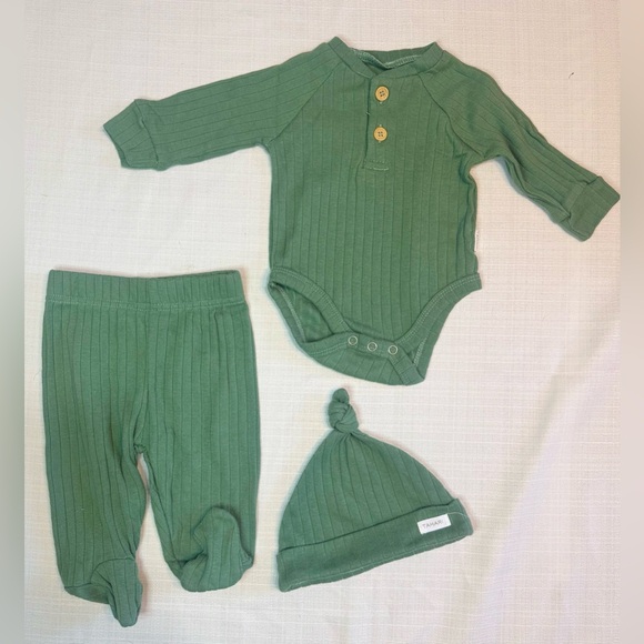 Tahari | Green Long Sleeve Ribbed Baby Onesie, Pants & Hat Set | Size 0-3 Months - Picture 1 of 8